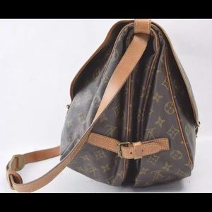 Authentic Louis Vuitton messenger bag 35